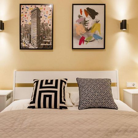 Experience City Nightlife From A Sleek Lavish Pad Apartment Budapest Ngoại thất bức ảnh