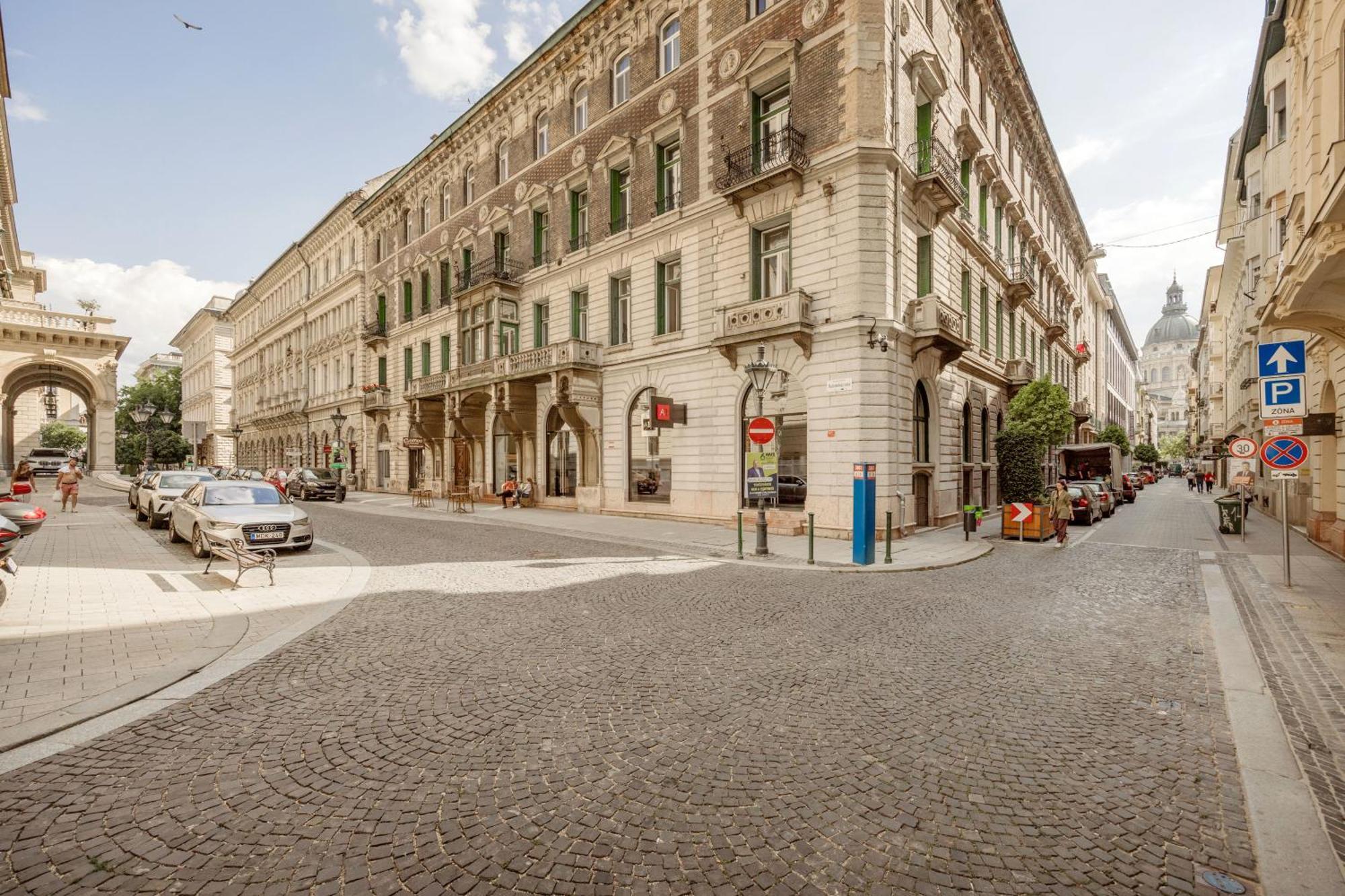 Experience City Nightlife From A Sleek Lavish Pad Apartment Budapest Ngoại thất bức ảnh